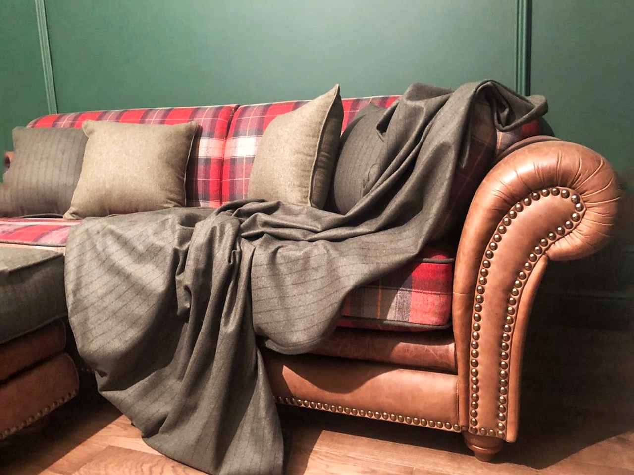 Шотландская клетка на диване 